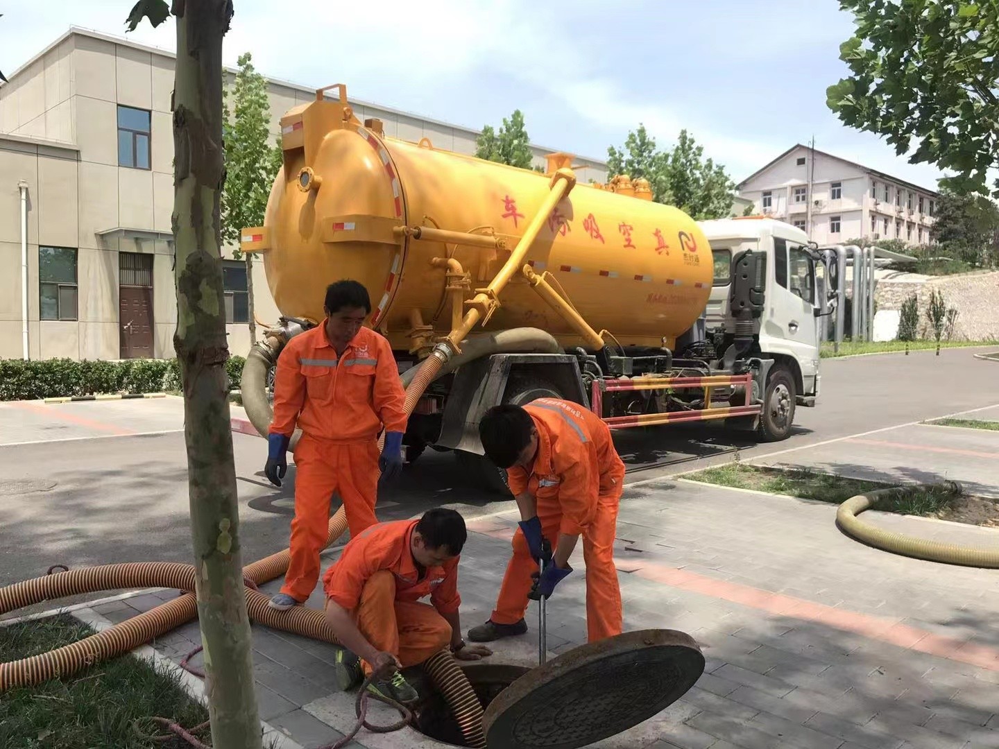 尖峰镇化粪池清理与5-8吨吸粪车施工效率分析